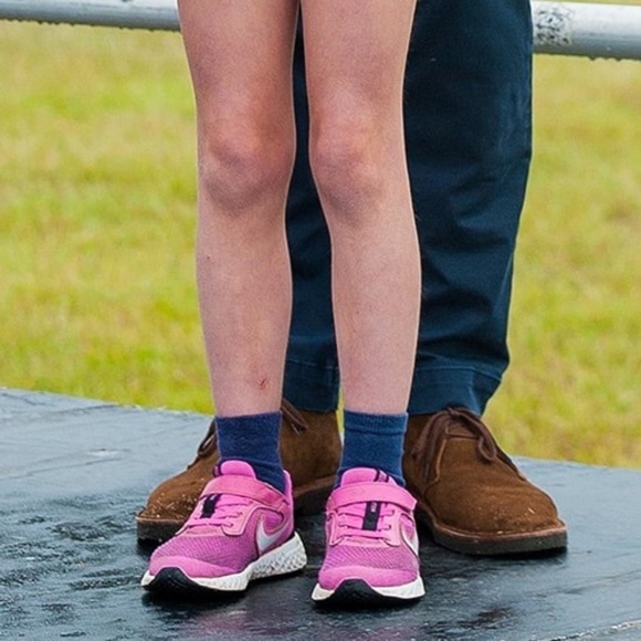 Nike Kids Fuchsia Revolution 5 Flyease sneakers ASO ROYAL Princess Charlotte - Picture 3 of 11